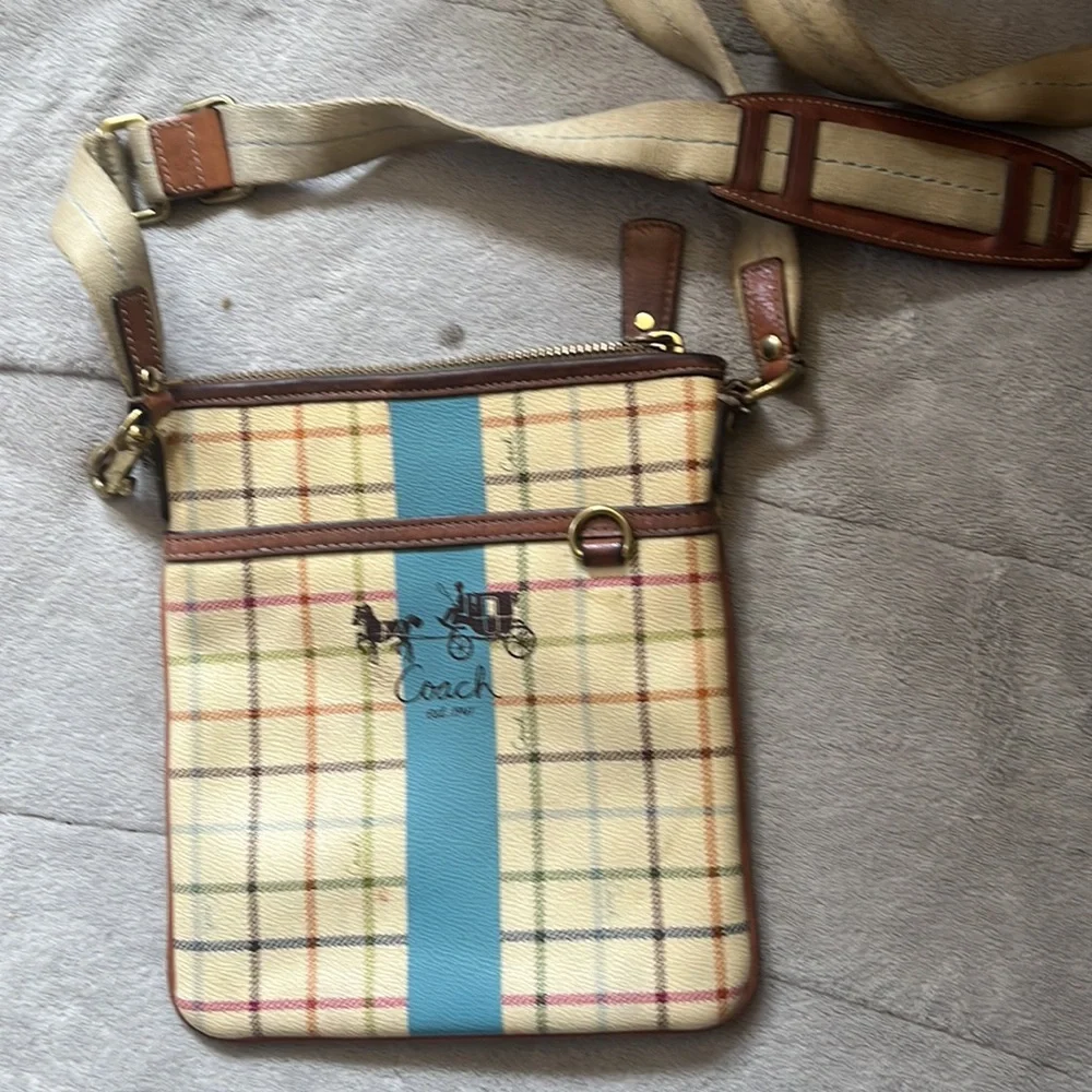Vintage crossbody Coach horse and carriage bag, normal wear. - Picture 4 of 5